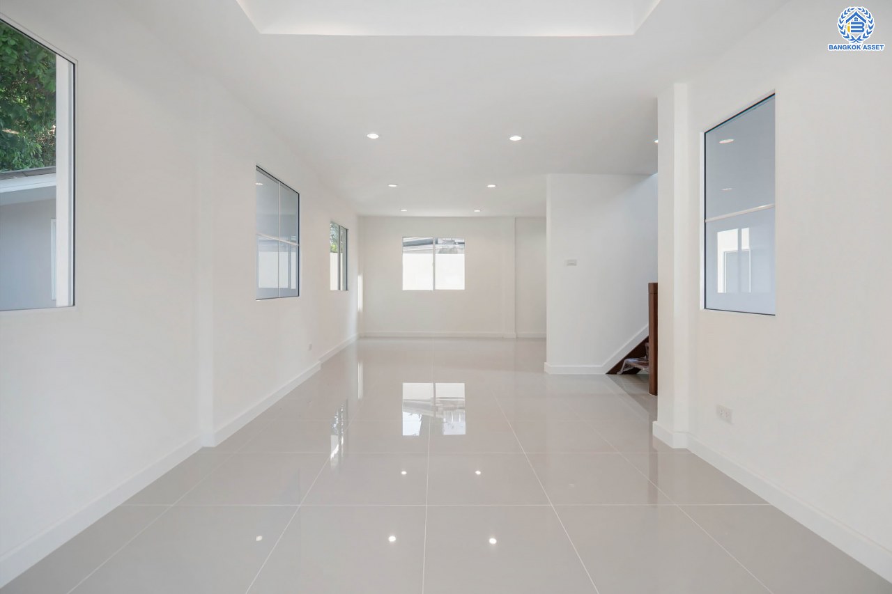 บ้านมือสองตกแต่งใหม่ ดีไซน์สวย โครงการ ชวนชื่นโมดัส จรัญฯ-ปิ่นเกล้า หลังมุม เนื้อที่ 54.7 ตร.ว. ฟังก์ชัน 3 ห้องนอน 2 ห้องน้ำ 1 ห้องอเนกประสงค์ จอดรถได้ 2 คัน รองรับทุกกิจกรรม บนทำเลเชื่อมต่อหลายเส้นทาง ใกล้จุดขึ้นทางด่วน "ประจิมรัถยา" และรถไฟฟ้าสายสีแดง "สถานีบางบำหรุ"